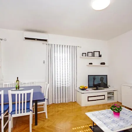 Danica Apartment *